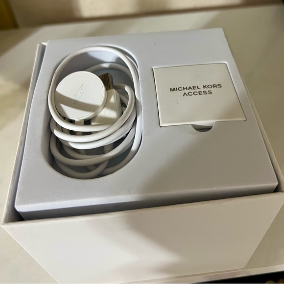 NWT Michael Kors Access Bradshaw Smartwatch - Picture 10 of 14